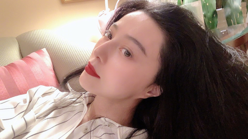 范冰冰|范冰冰晒热乎美照，罕见露出耳朵，耳垂形状好怪异