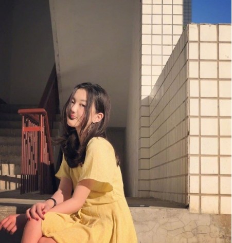 李嫣|14岁李嫣近照曝光，街拍大片又酷又飒，镜头感十足