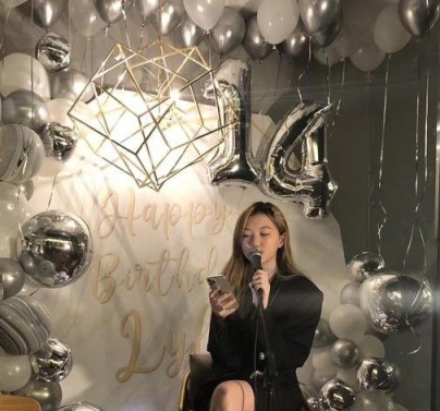 李嫣|14岁李嫣近照曝光，街拍大片又酷又飒，镜头感十足