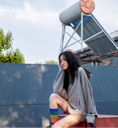 李嫣|14岁李嫣近照曝光，街拍大片又酷又飒，镜头感十足