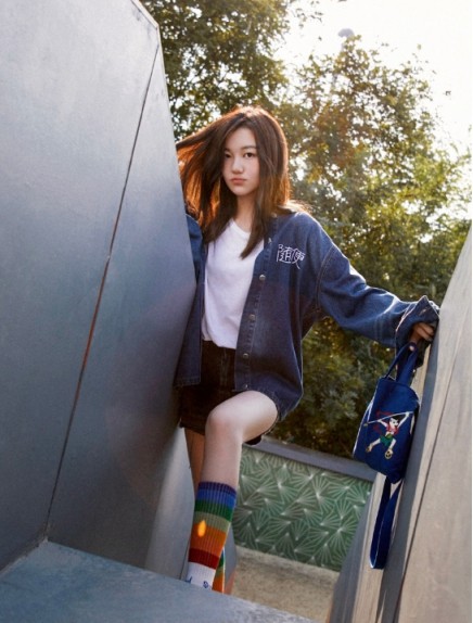 李嫣|14岁李嫣近照曝光，街拍大片又酷又飒，镜头感十足