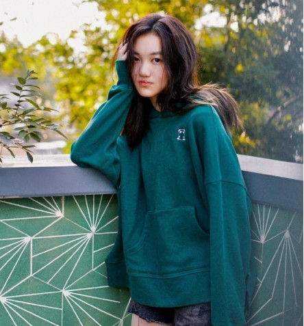 李嫣|14岁李嫣近照曝光，街拍大片又酷又飒，镜头感十足