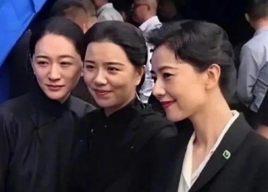李小冉|脱下中老年扮相后，44岁李小冉晒素颜照，皮肤白皙状态清新可人