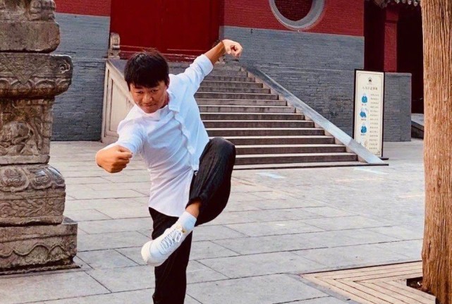 王宝强重回少林寺,和师兄弟大秀拳法,霸气回应刘昊然隔空喊话