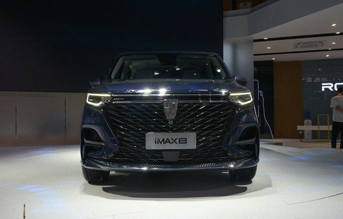 荣威imax8|气场甚至比埃尔法还强/还有电动小吧台 荣威iMAX8北京车展抢先看