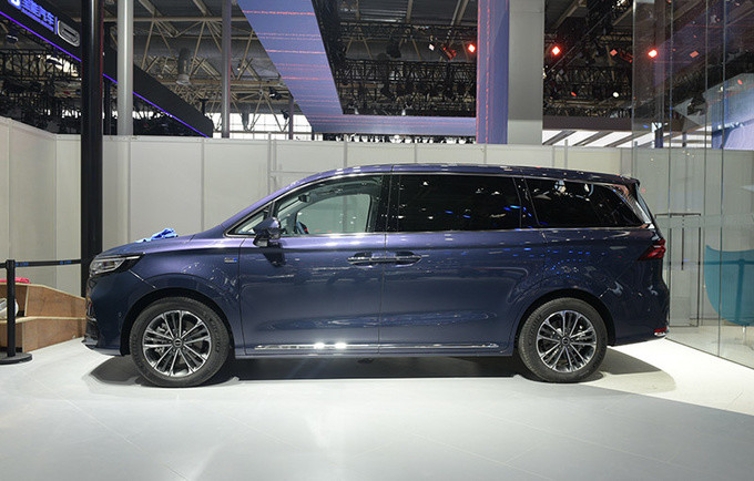 荣威imax8|气场甚至比埃尔法还强/还有电动小吧台 荣威iMAX8北京车展抢先看