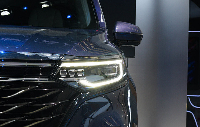 荣威imax8|气场甚至比埃尔法还强/还有电动小吧台 荣威iMAX8北京车展抢先看