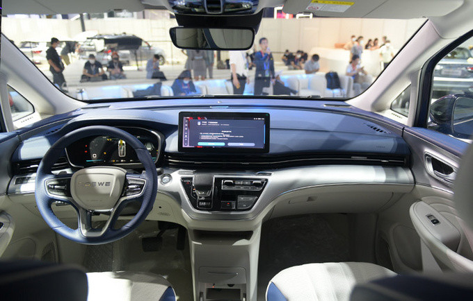 荣威imax8|气场甚至比埃尔法还强/还有电动小吧台 荣威iMAX8北京车展抢先看