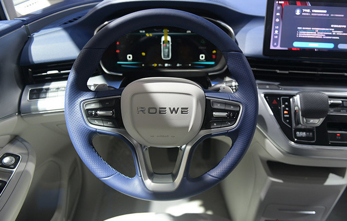 荣威imax8|气场甚至比埃尔法还强/还有电动小吧台 荣威iMAX8北京车展抢先看