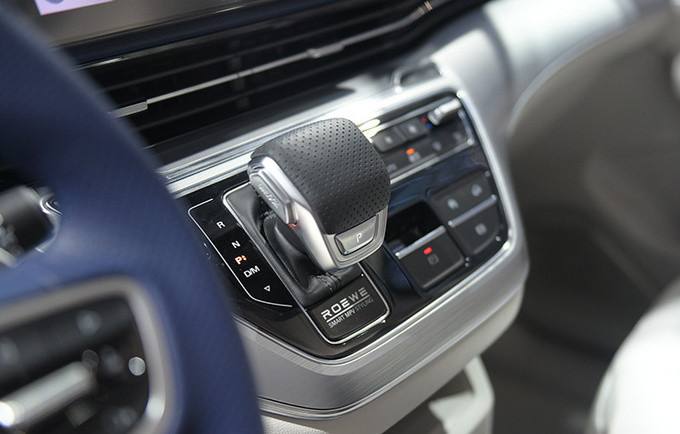 荣威imax8|气场甚至比埃尔法还强/还有电动小吧台 荣威iMAX8北京车展抢先看