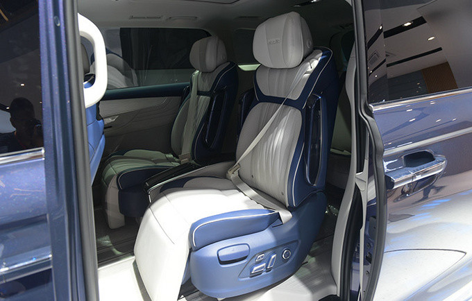 荣威imax8|气场甚至比埃尔法还强/还有电动小吧台 荣威iMAX8北京车展抢先看