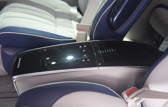 荣威imax8|气场甚至比埃尔法还强/还有电动小吧台 荣威iMAX8北京车展抢先看