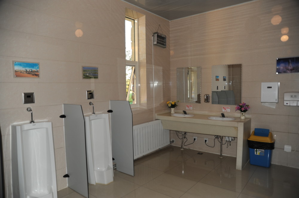 快来快来,在克拉玛依上厕所都很惬意还能看景哦!_腾讯新闻