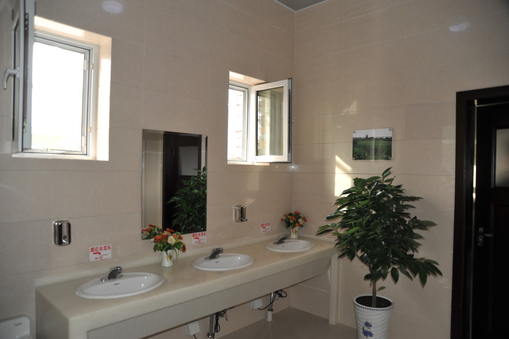 快来快来,在克拉玛依上厕所都很惬意还能看景哦!_腾讯新闻