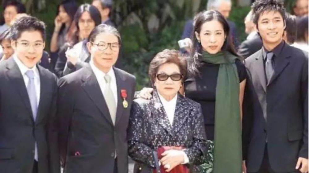 吕燕妮|全香港富豪原配太太里，凭啥她是命最好的那一个？