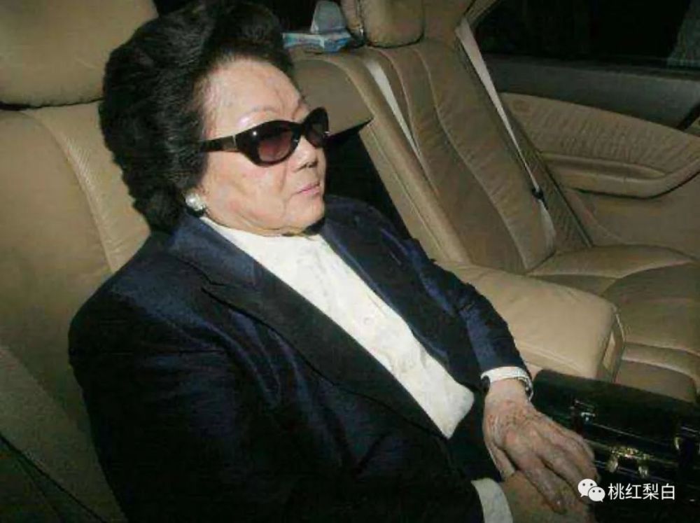 吕燕妮|全香港富豪原配太太里，凭啥她是命最好的那一个？