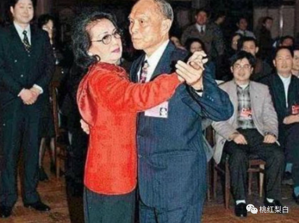 吕燕妮|全香港富豪原配太太里，凭啥她是命最好的那一个？