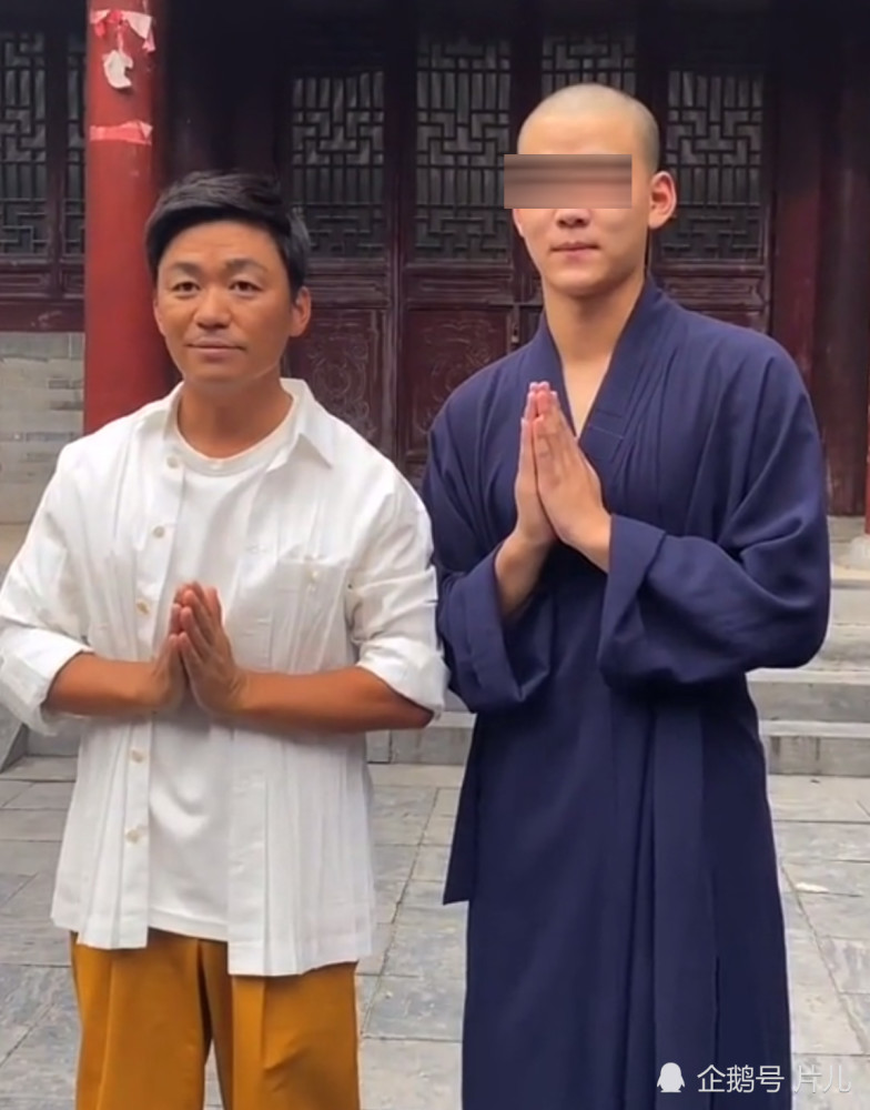 王宝强重回少林寺展现功夫引众多师兄弟围观回忆满满
