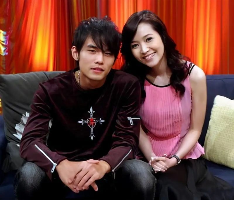 昆凌|昆凌盗侯佩岑图片发文，网友猜测疑是周杰伦偷看前女友并存图