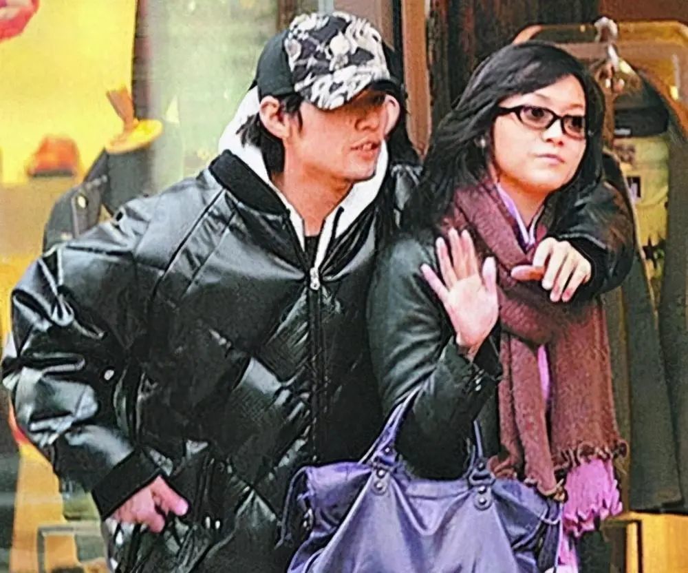 昆凌|昆凌盗侯佩岑图片发文，网友猜测疑是周杰伦偷看前女友并存图