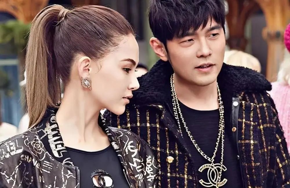 昆凌|昆凌盗侯佩岑图片发文，网友猜测疑是周杰伦偷看前女友并存图