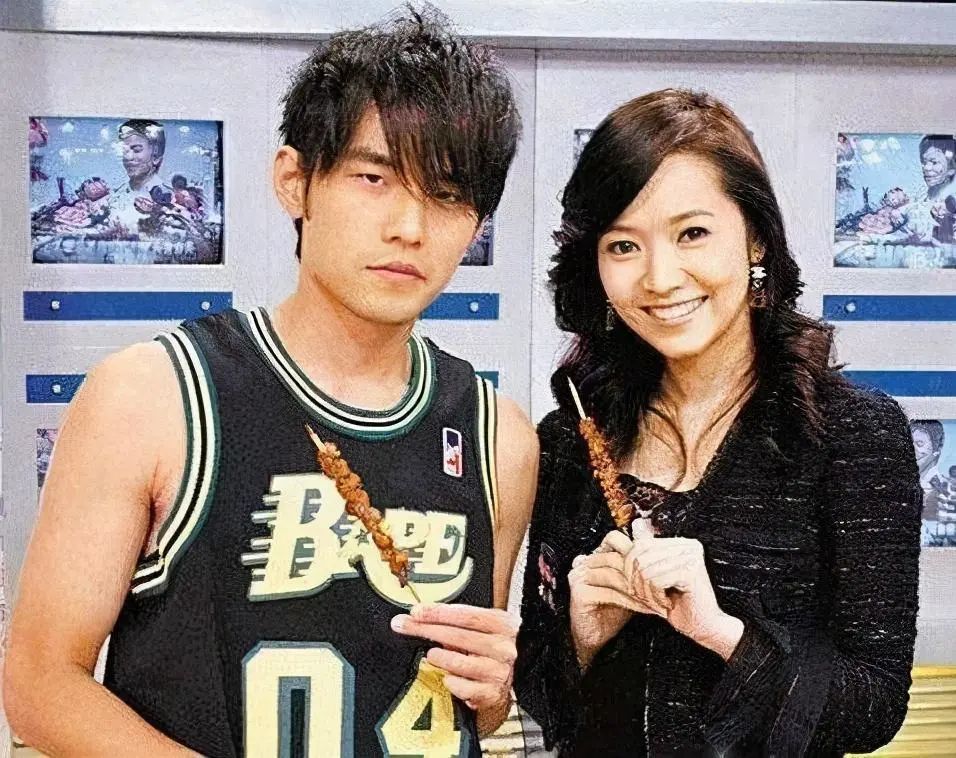 昆凌|昆凌盗侯佩岑图片发文，网友猜测疑是周杰伦偷看前女友并存图