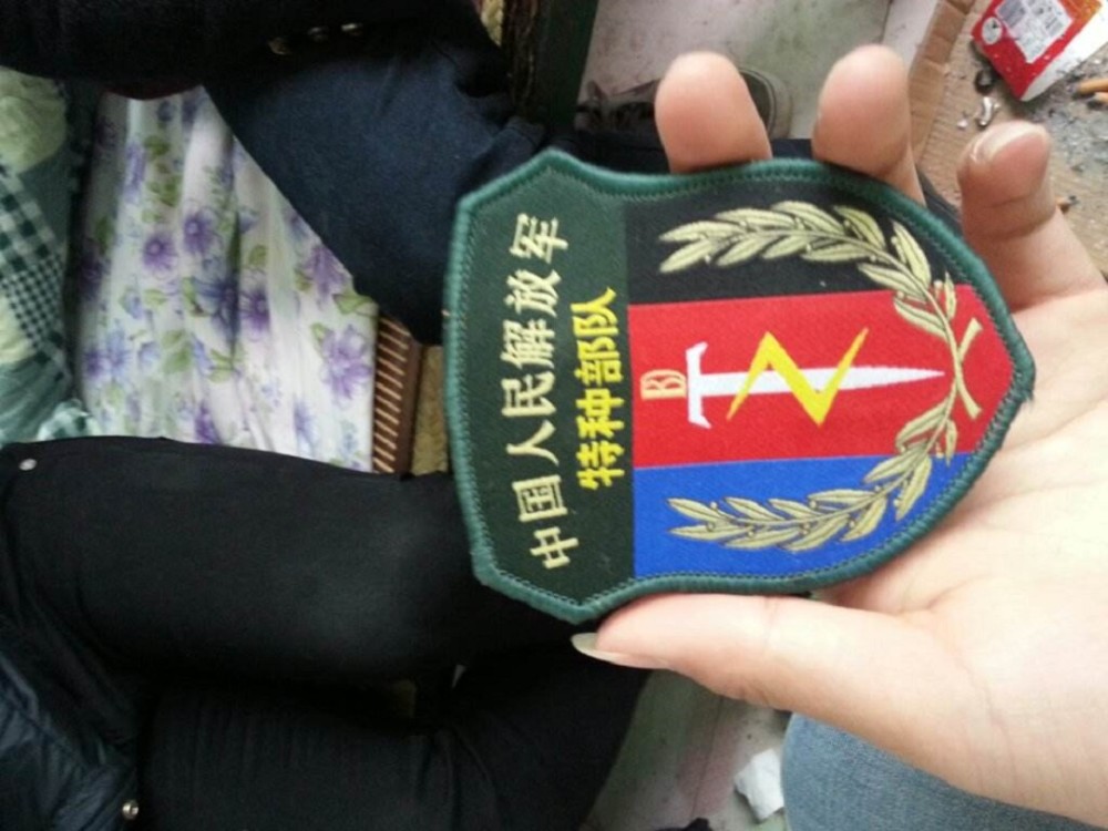 在我国拥有非常多的特种兵部队,而不同的特种部队都会在闪电利箭臂章