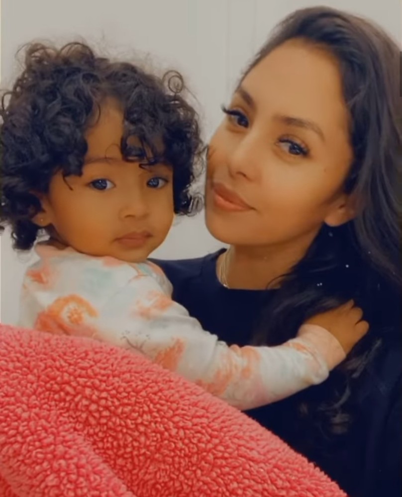 令人泪目科比小女儿抱着照片连续叫爸爸曼巴离开时她才7个月