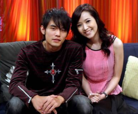 昆凌|没想到2020的今天，我还能因为昆凌吃上周侯恋的过期糖