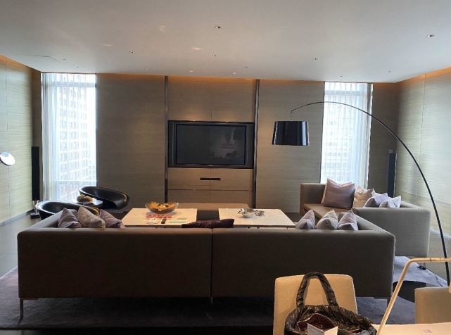 郭碧婷|郭碧婷挺孕肚带婆婆吃宵夜，晚上12点还在外用餐，临产前状态好