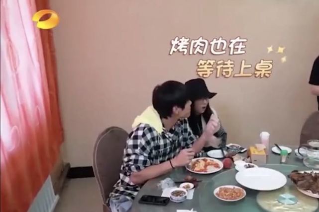 郭碧婷|郭碧婷挺孕肚带婆婆吃宵夜，晚上12点还在外用餐，临产前状态好