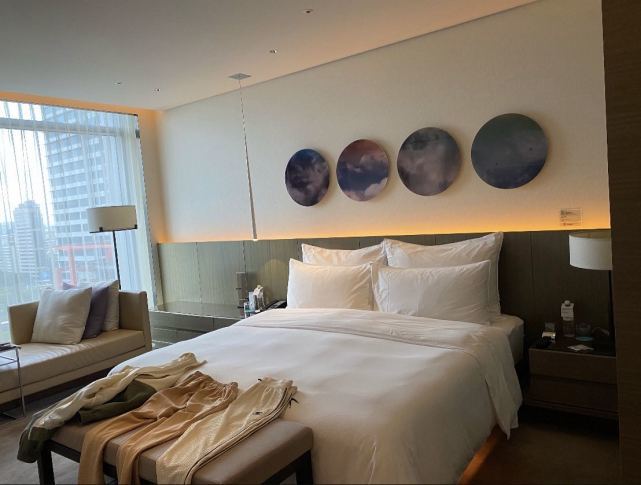 郭碧婷|郭碧婷挺孕肚带婆婆吃宵夜，晚上12点还在外用餐，临产前状态好