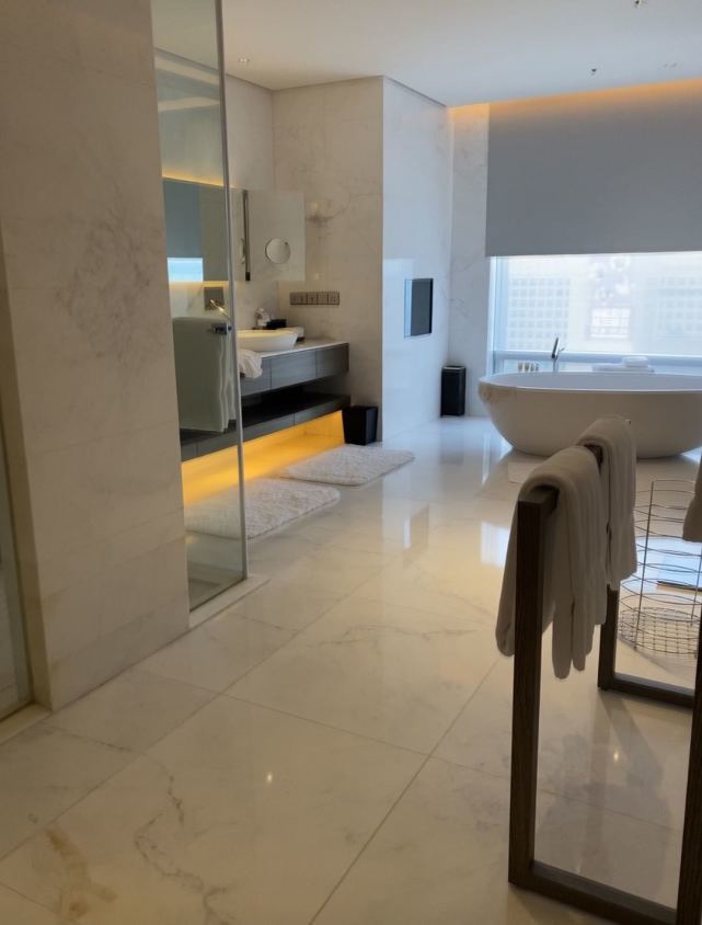 郭碧婷|郭碧婷挺孕肚带婆婆吃宵夜，晚上12点还在外用餐，临产前状态好