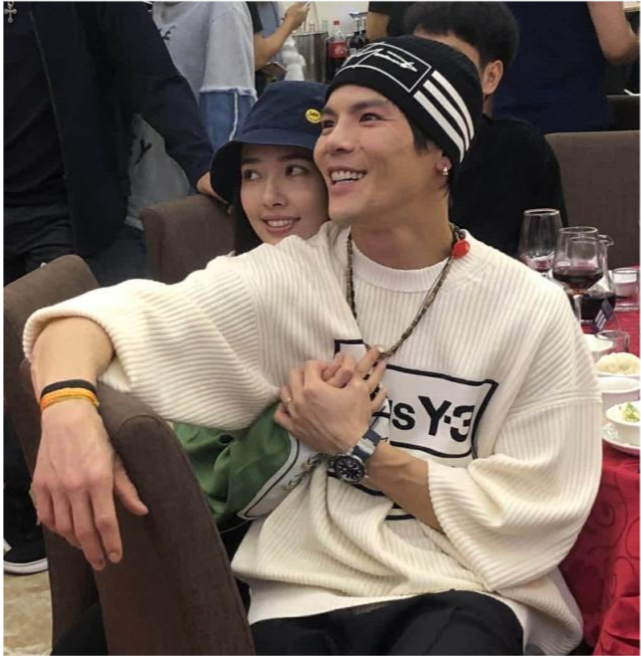 郭碧婷|郭碧婷挺孕肚带婆婆吃宵夜，晚上12点还在外用餐，临产前状态好