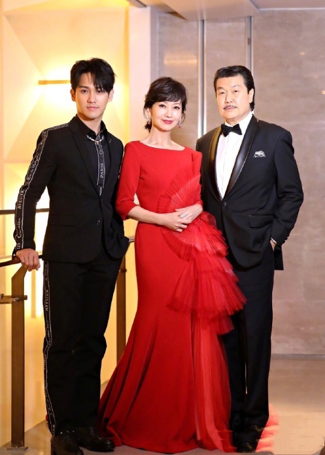 赵雅芝|黄锦燊和儿子首次合拍剧集，大谈父子情，无意曝出赵雅芝冻龄原因