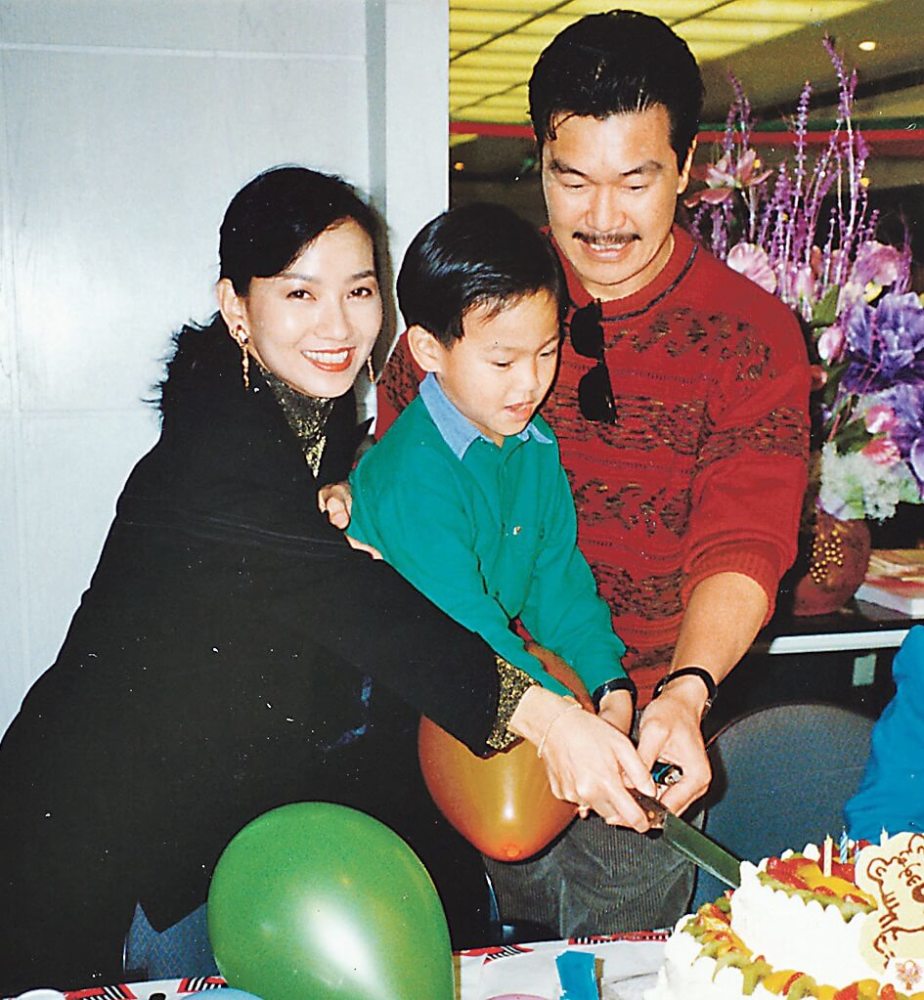 赵雅芝|黄锦燊和儿子首次合拍剧集，大谈父子情，无意曝出赵雅芝冻龄原因