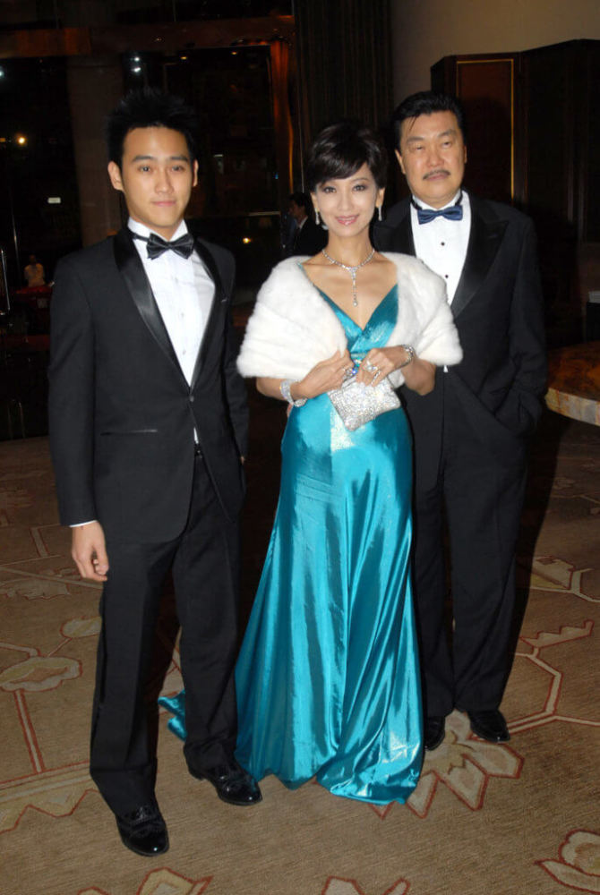 赵雅芝|黄锦燊和儿子首次合拍剧集，大谈父子情，无意曝出赵雅芝冻龄原因