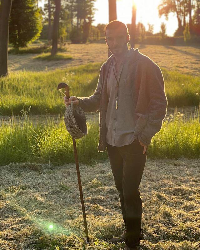 贝克汉姆|贝克汉姆不踢球改养蜜蜂！全家穿防蜂服像太空人，小七比耶笑容甜