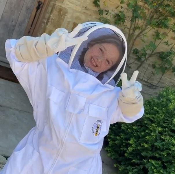 贝克汉姆|贝克汉姆不踢球改养蜜蜂！全家穿防蜂服像太空人，小七比耶笑容甜