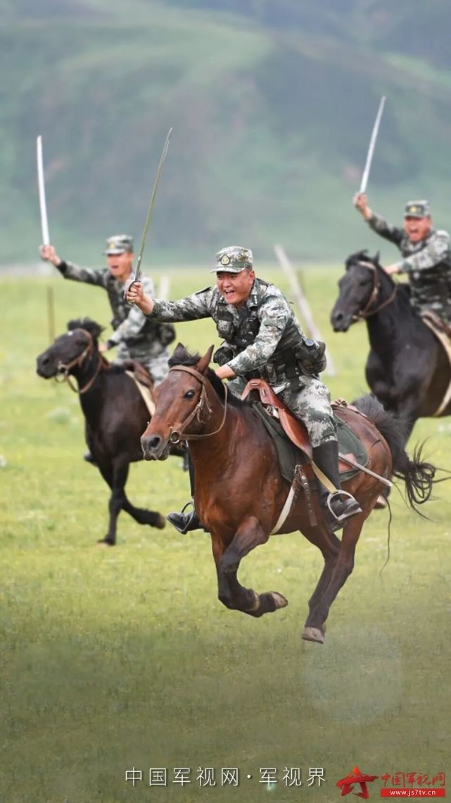 乘馬射擊訓練戰馬奔騰障礙場上,跨過壕溝出擊!出擊!