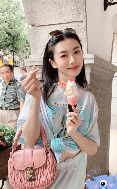 郑恺前女友程晓玥与闺蜜游迪士尼差点认不出分手后变化大