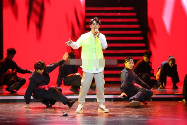 小沈阳|小沈阳又被P葬礼图造谣去世，他出席百花奖表演歌曲状态佳