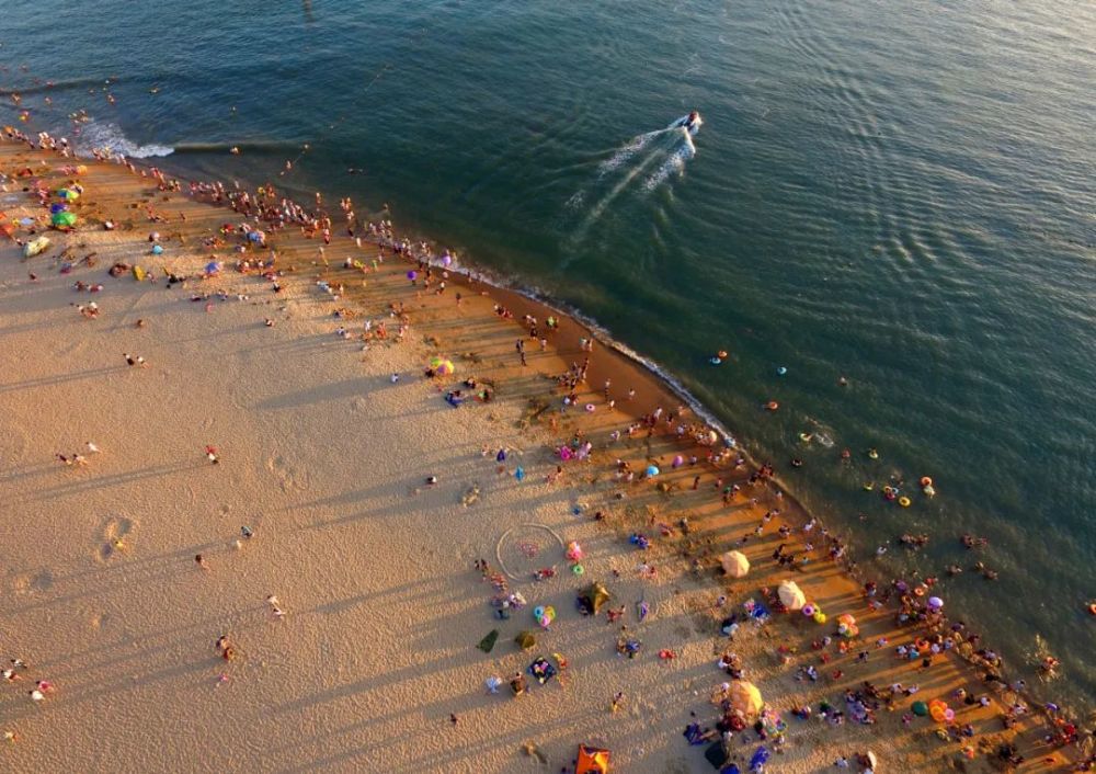 从沙坡尾进入,这里是厦门港的源起之地,老房子参差错落,旧渔船零星停