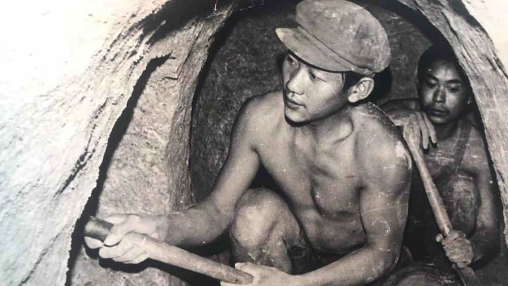 老山作战工兵连长永生不忘17名战士站人墙为我挡炮弹