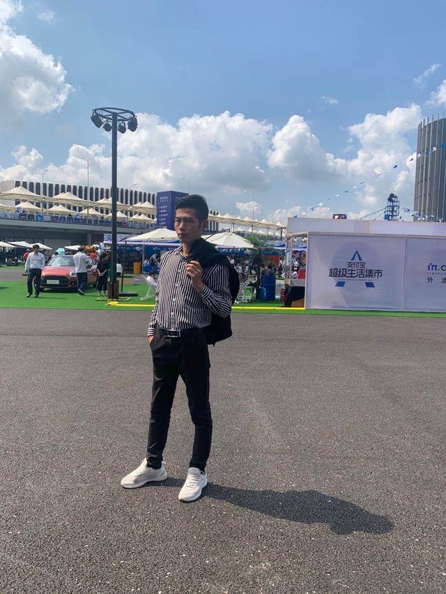 上海外滩大会直男拍照姿势大合集秒变迷惑行为大赏