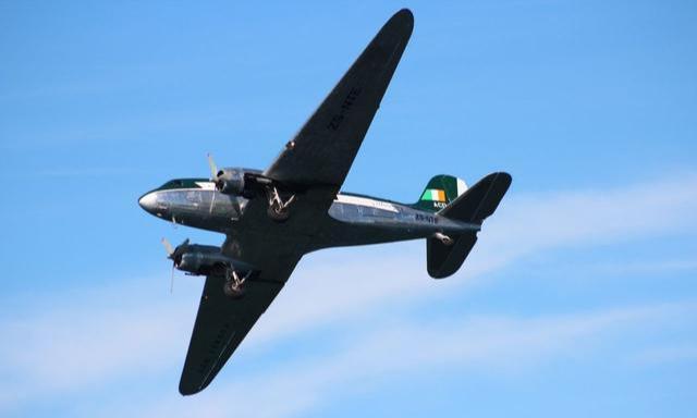 由于飞行速度的提高,在接近音速时机体表面会出现"激波",此时飞机遇到