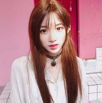 女装大佬晒同学聚会照艳压女同学与班主任同框似闺蜜