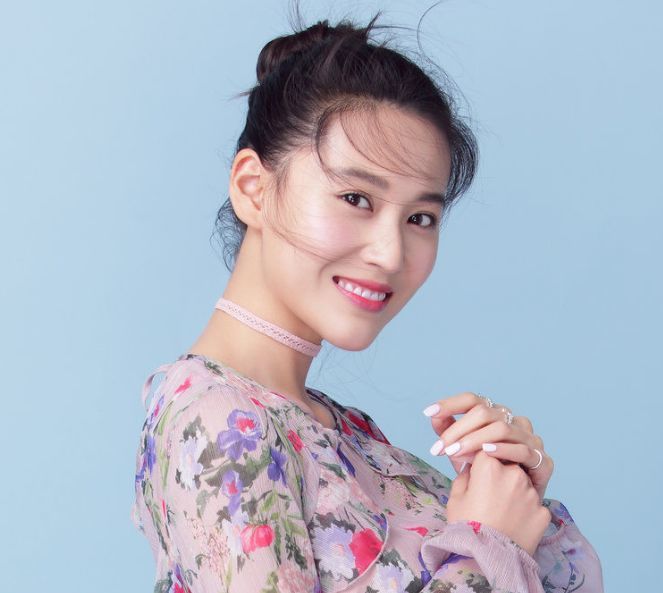 演《家有儿女》小雪走红,被暴打后陷入整容风波,今32岁不温不火