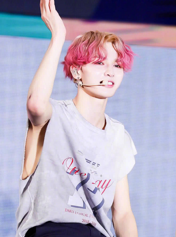 男明星粉发黄子韬帅气朱正廷养眼看到小鬼我的小鹿乱撞了