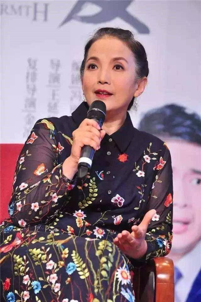 呂麗萍老得真優雅穿金色唐裝配紅裙貴氣十足牽手老公一臉幸福